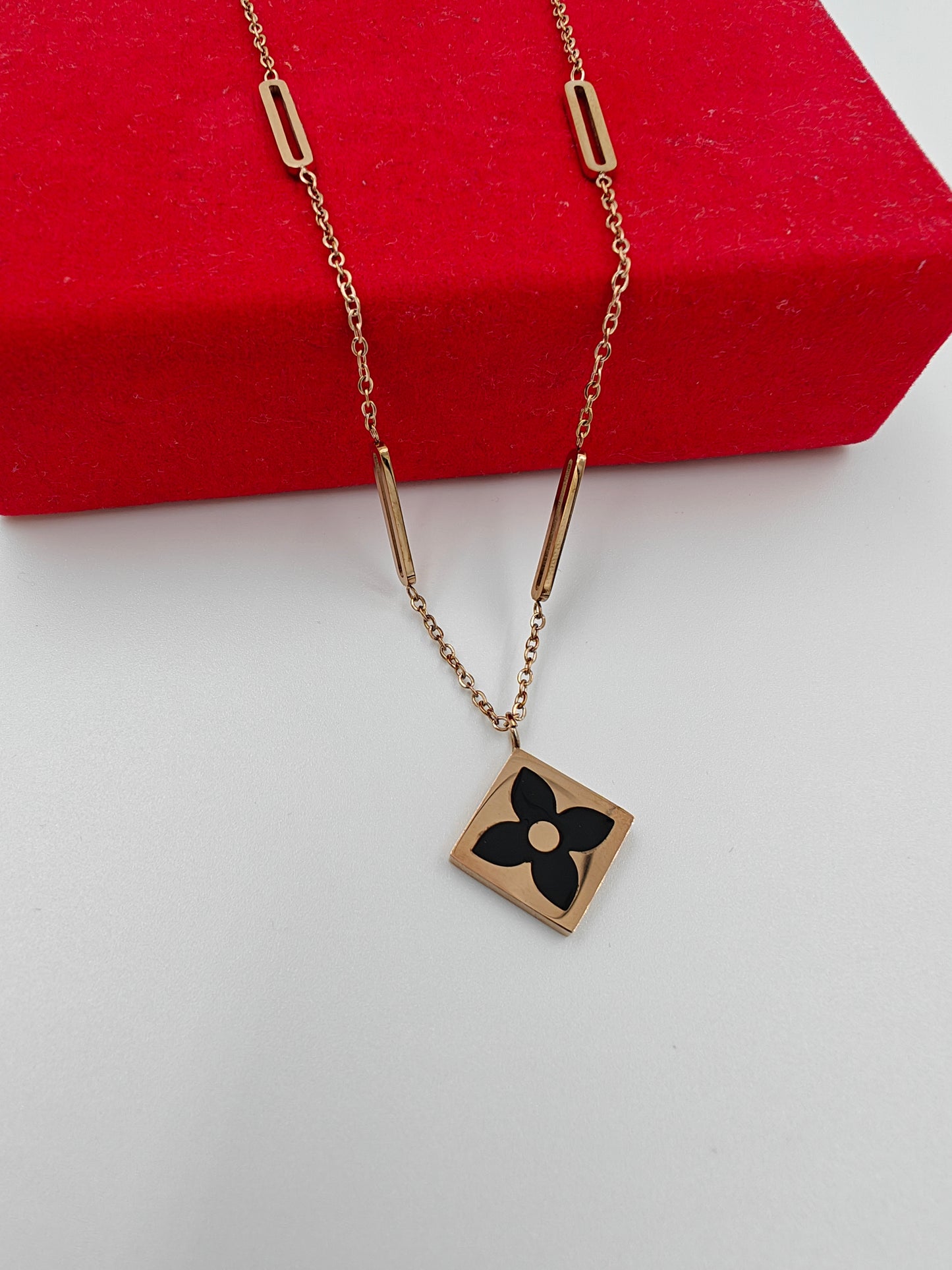 Elegant Anti-Tarnish Gold-Plated Pendant Necklace for Daily Wear