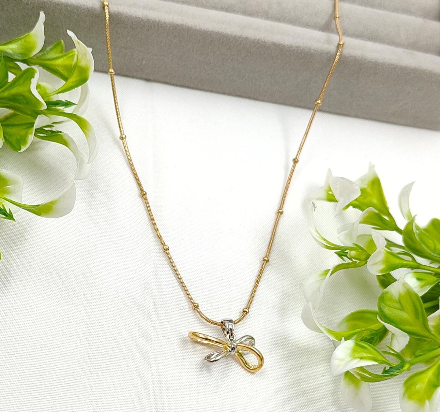 The Bow necklace