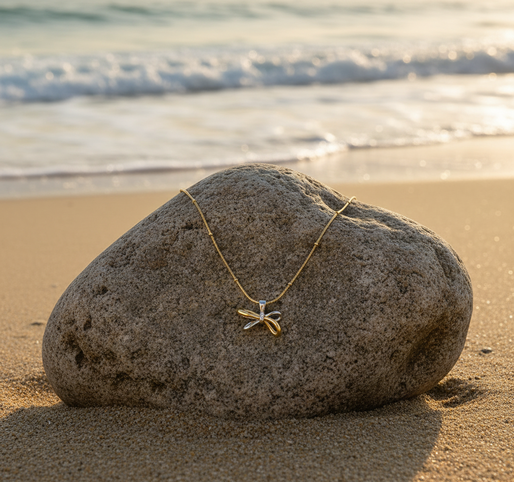 The Bow necklace