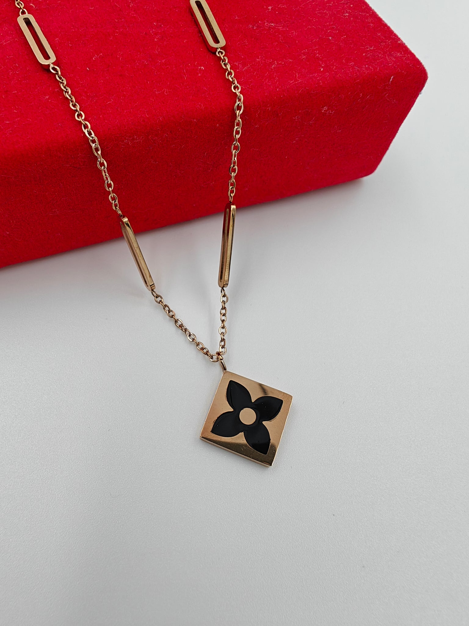 Elegant Anti-Tarnish Gold-Plated Pendant Necklace for Daily Wear