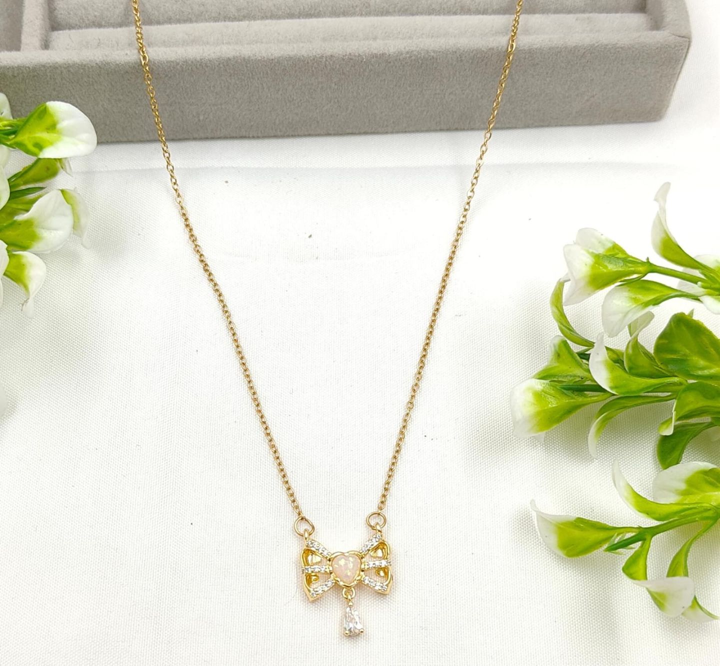 The Bow necklace