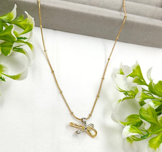 The Bow necklace